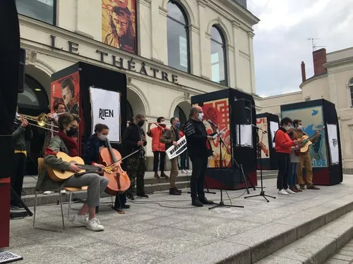 Théâtre de Laval. Les occupants vont durcir le ton